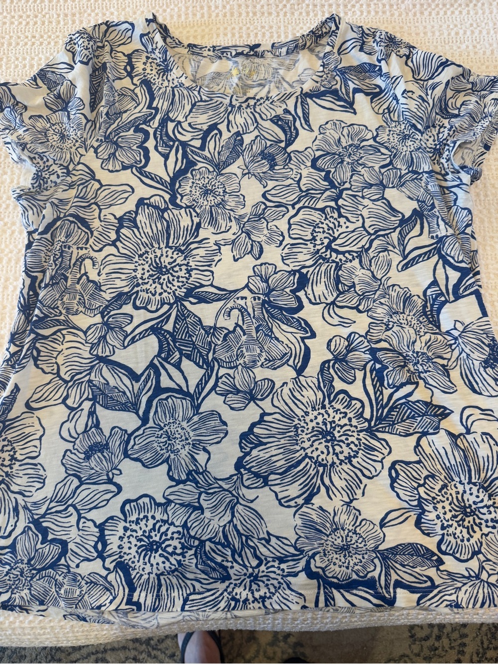 Lilly Pulitzer Floral Elephant Print Tee Shirt Women’s Large Blue White Short Sl